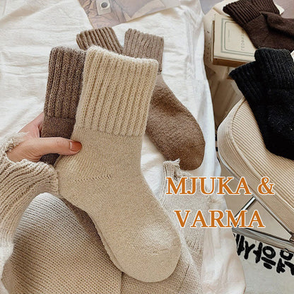 🧦 Wärmende Wollsocken in mittlerer Höhe